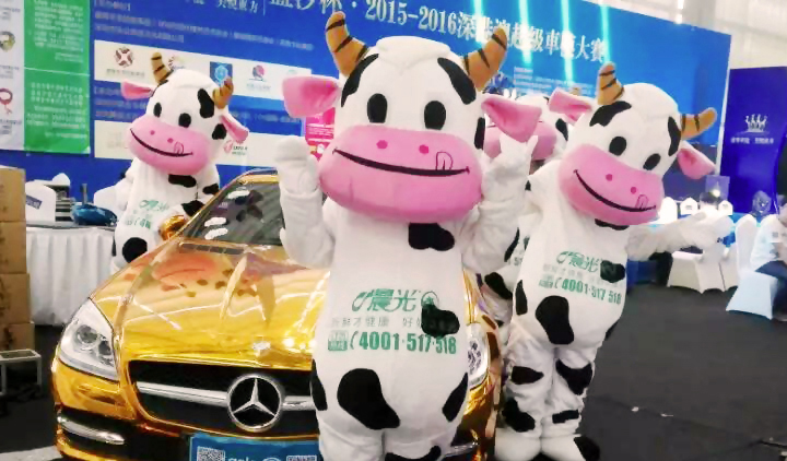 深港澳车展上演“牛&车共舞”